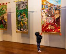 Museu Casa Alfredo Andersen (MCAA) - "Segredo da Cor" – A exposição "Segredo da Cor", já em exibição no museu, traz uma poderosa coleção de obras de Cecifrance Aquino, com foco na temática antirracista. Entre os destaques, além dos estandartes, encontra-se a releitura de "Duas Raças", de Alfredo Andersen, um convite para desvendar os segredos que nossas cores carregam
