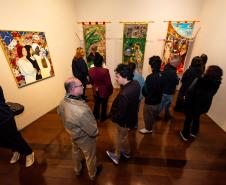 Museu Casa Alfredo Andersen (MCAA) - "Segredo da Cor" – A exposição "Segredo da Cor", já em exibição no museu, traz uma poderosa coleção de obras de Cecifrance Aquino, com foco na temática antirracista. Entre os destaques, além dos estandartes, encontra-se a releitura de "Duas Raças", de Alfredo Andersen, um convite para desvendar os segredos que nossas cores carregam