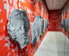 Museu Casa Alfredo Andersen (MCAA) - "Segredo da Cor" – A exposição "Segredo da Cor", já em exibição no museu, traz uma poderosa coleção de obras de Cecifrance Aquino, com foco na temática antirracista. Entre os destaques, além dos estandartes, encontra-se a releitura de "Duas Raças", de Alfredo Andersen, um convite para desvendar os segredos que nossas cores carregam