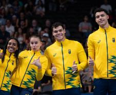 Paranaense Beatriz Carneiro (segunda da esquerda para direita) leva o bronze no revezamento 4 x 100 livre S14 na Paralimpíada de Paris. Crédito: Douglas Magno /CPB