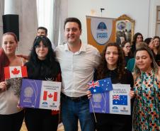 Governador Carlos Massa Ratinho Junior recebe alunos do Ganhando o Mundo