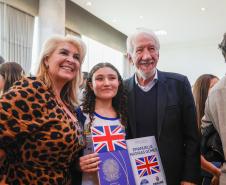 Governador Carlos Massa Ratinho Junior recebe alunos do Ganhando o Mundo