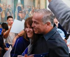 Governador Carlos Massa Ratinho Junior recebe alunos do Ganhando o Mundo