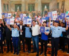 Governador Carlos Massa Ratinho Junior recebe alunos do Ganhando o Mundo