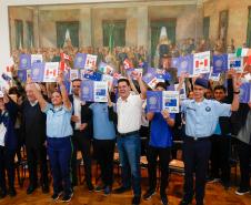 Governador Carlos Massa Ratinho Junior recebe alunos do Ganhando o Mundo
