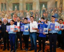 Governador Carlos Massa Ratinho Junior recebe alunos do Ganhando o Mundo