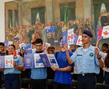 Governador Carlos Massa Ratinho Junior recebe alunos do Ganhando o Mundo