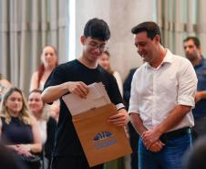 Governador Carlos Massa Ratinho Junior recebe alunos do Ganhando o Mundo