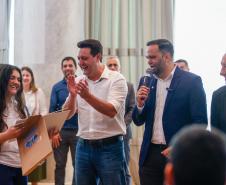 Governador Carlos Massa Ratinho Junior recebe alunos do Ganhando o Mundo