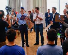 Governador Carlos Massa Ratinho Junior recebe alunos do Ganhando o Mundo