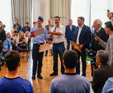 Governador Carlos Massa Ratinho Junior recebe alunos do Ganhando o Mundo