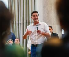 Governador Carlos Massa Ratinho Junior recebe alunos do Ganhando o Mundo