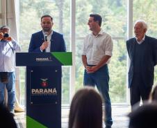 Governador Carlos Massa Ratinho Junior recebe alunos do Ganhando o Mundo
