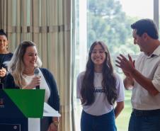Governador Carlos Massa Ratinho Junior recebe alunos do Ganhando o Mundo