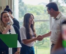 Governador Carlos Massa Ratinho Junior recebe alunos do Ganhando o Mundo