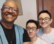  Dia do Professor: conheça quem leva ensino e carinho a alunos que não podem ir à escola