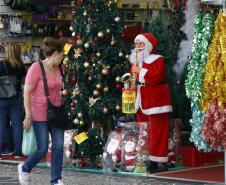 Imagens de movimentação de pessoas nas ruas do centro de curitiba. Movimento no comércio da região central de Curitiba. Vendas aquecidas pelo motivo no natal e copa do mundo.