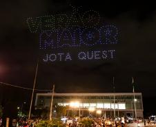 Com o céu iluminado por mais de 600 drones, o Governo do Estado deu o pontapé inicial para a maior edição da história do Verão Maior Paraná.. A cerimônia de lançamento, que aconteceu nesta quarta-feira (27), contou com a presença do governador Carlos Massa Ratinho Junior.