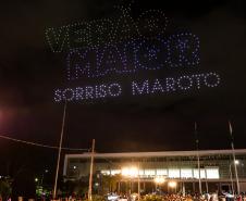Com o céu iluminado por mais de 600 drones, o Governo do Estado deu o pontapé inicial para a maior edição da história do Verão Maior Paraná.. A cerimônia de lançamento, que aconteceu nesta quarta-feira (27), contou com a presença do governador Carlos Massa Ratinho Junior.