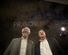 Com o céu iluminado por mais de 600 drones, o Governo do Estado deu o pontapé inicial para a maior edição da história do Verão Maior Paraná.. A cerimônia de lançamento, que aconteceu nesta quarta-feira (27), contou com a presença do governador Carlos Massa Ratinho Junior.