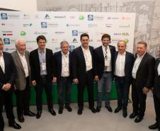 O Paraná vai dar um novo passo em seu programa habitacional, o Casa Fácil Paraná. O governador Carlos Massa Ratinho Junior assinou nesta quarta-feira (4), durante a abertura do Fórum Nacional de Habitação de Interesse Social, um convênio de US$ 187 milhões (R$ 1,13 bilhão) com o Banco Interamericano de Desenvolvimento (BID) para o Vida Nova, modalidade do Casa Fácil voltada a famílias em situação de vulnerabilidade social.