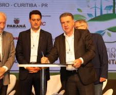 O Paraná vai dar um novo passo em seu programa habitacional, o Casa Fácil Paraná. O governador Carlos Massa Ratinho Junior assinou nesta quarta-feira (4), durante a abertura do Fórum Nacional de Habitação de Interesse Social, um convênio de US$ 187 milhões (R$ 1,13 bilhão) com o Banco Interamericano de Desenvolvimento (BID) para o Vida Nova, modalidade do Casa Fácil voltada a famílias em situação de vulnerabilidade social.