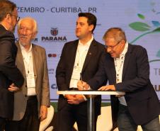 O Paraná vai dar um novo passo em seu programa habitacional, o Casa Fácil Paraná. O governador Carlos Massa Ratinho Junior assinou nesta quarta-feira (4), durante a abertura do Fórum Nacional de Habitação de Interesse Social, um convênio de US$ 187 milhões (R$ 1,13 bilhão) com o Banco Interamericano de Desenvolvimento (BID) para o Vida Nova, modalidade do Casa Fácil voltada a famílias em situação de vulnerabilidade social.