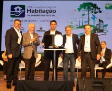 O Paraná vai dar um novo passo em seu programa habitacional, o Casa Fácil Paraná. O governador Carlos Massa Ratinho Junior assinou nesta quarta-feira (4), durante a abertura do Fórum Nacional de Habitação de Interesse Social, um convênio de US$ 187 milhões (R$ 1,13 bilhão) com o Banco Interamericano de Desenvolvimento (BID) para o Vida Nova, modalidade do Casa Fácil voltada a famílias em situação de vulnerabilidade social.