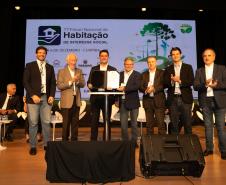O Paraná vai dar um novo passo em seu programa habitacional, o Casa Fácil Paraná. O governador Carlos Massa Ratinho Junior assinou nesta quarta-feira (4), durante a abertura do Fórum Nacional de Habitação de Interesse Social, um convênio de US$ 187 milhões (R$ 1,13 bilhão) com o Banco Interamericano de Desenvolvimento (BID) para o Vida Nova, modalidade do Casa Fácil voltada a famílias em situação de vulnerabilidade social.