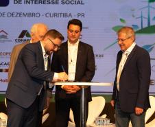 O Paraná vai dar um novo passo em seu programa habitacional, o Casa Fácil Paraná. O governador Carlos Massa Ratinho Junior assinou nesta quarta-feira (4), durante a abertura do Fórum Nacional de Habitação de Interesse Social, um convênio de US$ 187 milhões (R$ 1,13 bilhão) com o Banco Interamericano de Desenvolvimento (BID) para o Vida Nova, modalidade do Casa Fácil voltada a famílias em situação de vulnerabilidade social.