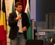 O Paraná vai dar um novo passo em seu programa habitacional, o Casa Fácil Paraná. O governador Carlos Massa Ratinho Junior assinou nesta quarta-feira (4), durante a abertura do Fórum Nacional de Habitação de Interesse Social, um convênio de US$ 187 milhões (R$ 1,13 bilhão) com o Banco Interamericano de Desenvolvimento (BID) para o Vida Nova, modalidade do Casa Fácil voltada a famílias em situação de vulnerabilidade social.