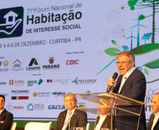 O Paraná vai dar um novo passo em seu programa habitacional, o Casa Fácil Paraná. O governador Carlos Massa Ratinho Junior assinou nesta quarta-feira (4), durante a abertura do Fórum Nacional de Habitação de Interesse Social, um convênio de US$ 187 milhões (R$ 1,13 bilhão) com o Banco Interamericano de Desenvolvimento (BID) para o Vida Nova, modalidade do Casa Fácil voltada a famílias em situação de vulnerabilidade social.