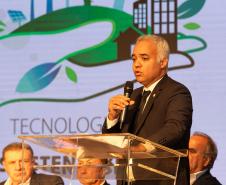 O Paraná vai dar um novo passo em seu programa habitacional, o Casa Fácil Paraná. O governador Carlos Massa Ratinho Junior assinou nesta quarta-feira (4), durante a abertura do Fórum Nacional de Habitação de Interesse Social, um convênio de US$ 187 milhões (R$ 1,13 bilhão) com o Banco Interamericano de Desenvolvimento (BID) para o Vida Nova, modalidade do Casa Fácil voltada a famílias em situação de vulnerabilidade social.