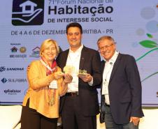 O Paraná vai dar um novo passo em seu programa habitacional, o Casa Fácil Paraná. O governador Carlos Massa Ratinho Junior assinou nesta quarta-feira (4), durante a abertura do Fórum Nacional de Habitação de Interesse Social, um convênio de US$ 187 milhões (R$ 1,13 bilhão) com o Banco Interamericano de Desenvolvimento (BID) para o Vida Nova, modalidade do Casa Fácil voltada a famílias em situação de vulnerabilidade social.