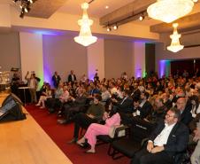 O Paraná vai dar um novo passo em seu programa habitacional, o Casa Fácil Paraná. O governador Carlos Massa Ratinho Junior assinou nesta quarta-feira (4), durante a abertura do Fórum Nacional de Habitação de Interesse Social, um convênio de US$ 187 milhões (R$ 1,13 bilhão) com o Banco Interamericano de Desenvolvimento (BID) para o Vida Nova, modalidade do Casa Fácil voltada a famílias em situação de vulnerabilidade social.