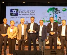 O Paraná vai dar um novo passo em seu programa habitacional, o Casa Fácil Paraná. O governador Carlos Massa Ratinho Junior assinou nesta quarta-feira (4), durante a abertura do Fórum Nacional de Habitação de Interesse Social, um convênio de US$ 187 milhões (R$ 1,13 bilhão) com o Banco Interamericano de Desenvolvimento (BID) para o Vida Nova, modalidade do Casa Fácil voltada a famílias em situação de vulnerabilidade social.