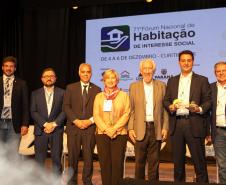 O Paraná vai dar um novo passo em seu programa habitacional, o Casa Fácil Paraná. O governador Carlos Massa Ratinho Junior assinou nesta quarta-feira (4), durante a abertura do Fórum Nacional de Habitação de Interesse Social, um convênio de US$ 187 milhões (R$ 1,13 bilhão) com o Banco Interamericano de Desenvolvimento (BID) para o Vida Nova, modalidade do Casa Fácil voltada a famílias em situação de vulnerabilidade social.