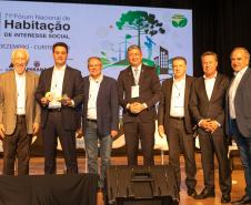 O Paraná vai dar um novo passo em seu programa habitacional, o Casa Fácil Paraná. O governador Carlos Massa Ratinho Junior assinou nesta quarta-feira (4), durante a abertura do Fórum Nacional de Habitação de Interesse Social, um convênio de US$ 187 milhões (R$ 1,13 bilhão) com o Banco Interamericano de Desenvolvimento (BID) para o Vida Nova, modalidade do Casa Fácil voltada a famílias em situação de vulnerabilidade social.