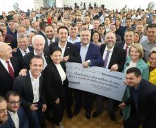 O governador Carlos Massa Ratinho Junior liberou nesta terça-feira (10) um pacote de R$ 502 milhões em investimentos para fortalecer a estratégia de regionalização dos serviços de saúde no Paraná.