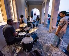 Centro Cultural Teatro Guaíra - CCTG - Guairinha - Ninguém Dirá Que É Tarde Demais, com Arlete Salles e Edwin Luisi – Arlete Salles retorna aos palcos ao lado de Edwin Luisi em uma peça que explora o amor na terceira idade, ambientada no isolamento social da pandemia de Covid-19.