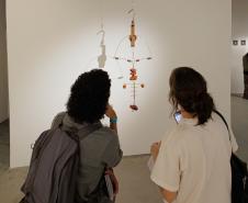 Museu de Arte Contemporânea do Paraná (MAC Paraná) - No MAC no MON, a artista Guita Soifer apresenta a exposição a Trama Intrincada do Tempo que traz pinturas, esculturas, fotografias, gravuras, vídeos e instalações explorando o tempo, a memória e as transformações da matéria