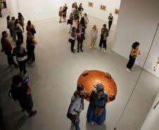 Museu de Arte Contemporânea do Paraná (MAC Paraná) - No MAC no MON, a artista Guita Soifer apresenta a exposição a Trama Intrincada do Tempo que traz pinturas, esculturas, fotografias, gravuras, vídeos e instalações explorando o tempo, a memória e as transformações da matéria