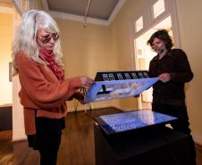 Museu de Arte Contemporânea do Paraná (MAC Paraná) - No MAC no MON, a artista Guita Soifer apresenta a exposição a Trama Intrincada do Tempo que traz pinturas, esculturas, fotografias, gravuras, vídeos e instalações explorando o tempo, a memória e as transformações da matéria