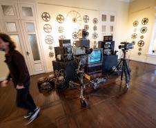 Museu da Imagem e do Som (MIS-PR) - Exposição Desver – "Desver" é uma instalação multissensorial de Ivana Cassuli e Marcelo Borges Eggers, do grupo Blanche Bois, que explora os ciclos de vida e a ressignificação das percepções visuais e sonoras. Foto: Kraw Penas/SEEC-PR
