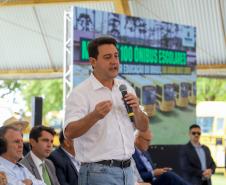 O governador Calos Massa Ratinho Junior iniciou nesta segunda-feira (10) a entrega dos 209 novos ônibus escolares adquiridos para uso no programa Caminho da Escola.