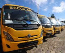 O governador Calos Massa Ratinho Junior iniciou nesta segunda-feira (10) a entrega dos 209 novos ônibus escolares adquiridos para uso no programa Caminho da Escola.