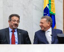 O secretário-chefe da Casa Civil, João Carlos Ortega, representando o governador Carlos Massa Ratinho Junior, entregou a Mensagem do Executivo ao Legislativo , um documento de 335 páginas que detalha os projetos, investimentos e resultados alcançados no ano passado, além dos objetivos para 2025.