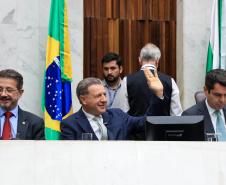 O secretário-chefe da Casa Civil, João Carlos Ortega, representando o governador Carlos Massa Ratinho Junior, entregou a Mensagem do Executivo ao Legislativo , um documento de 335 páginas que detalha os projetos, investimentos e resultados alcançados no ano passado, além dos objetivos para 2025.