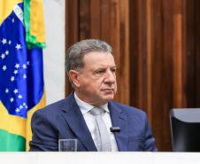 O secretário-chefe da Casa Civil, João Carlos Ortega, representando o governador Carlos Massa Ratinho Junior, entregou a Mensagem do Executivo ao Legislativo , um documento de 335 páginas que detalha os projetos, investimentos e resultados alcançados no ano passado, além dos objetivos para 2025.