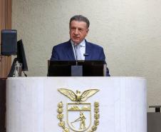 O secretário-chefe da Casa Civil, João Carlos Ortega, representando o governador Carlos Massa Ratinho Junior, entregou a Mensagem do Executivo ao Legislativo , um documento de 335 páginas que detalha os projetos, investimentos e resultados alcançados no ano passado, além dos objetivos para 2025.